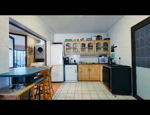 7 BEDROOM HOUSE FOR SALE IN BAY VIEW